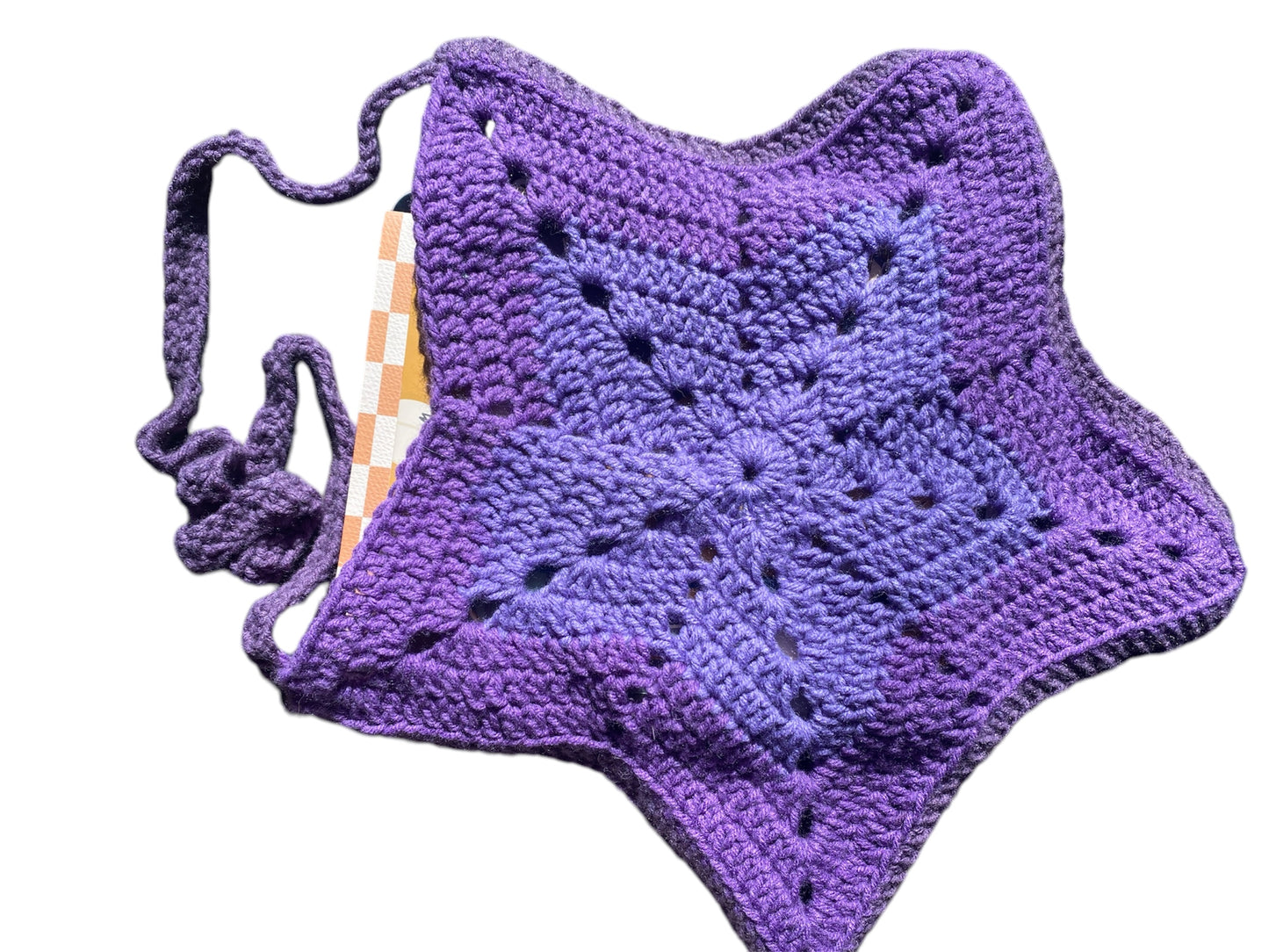 Bolso bandolera con estrellas de crochet en color morado